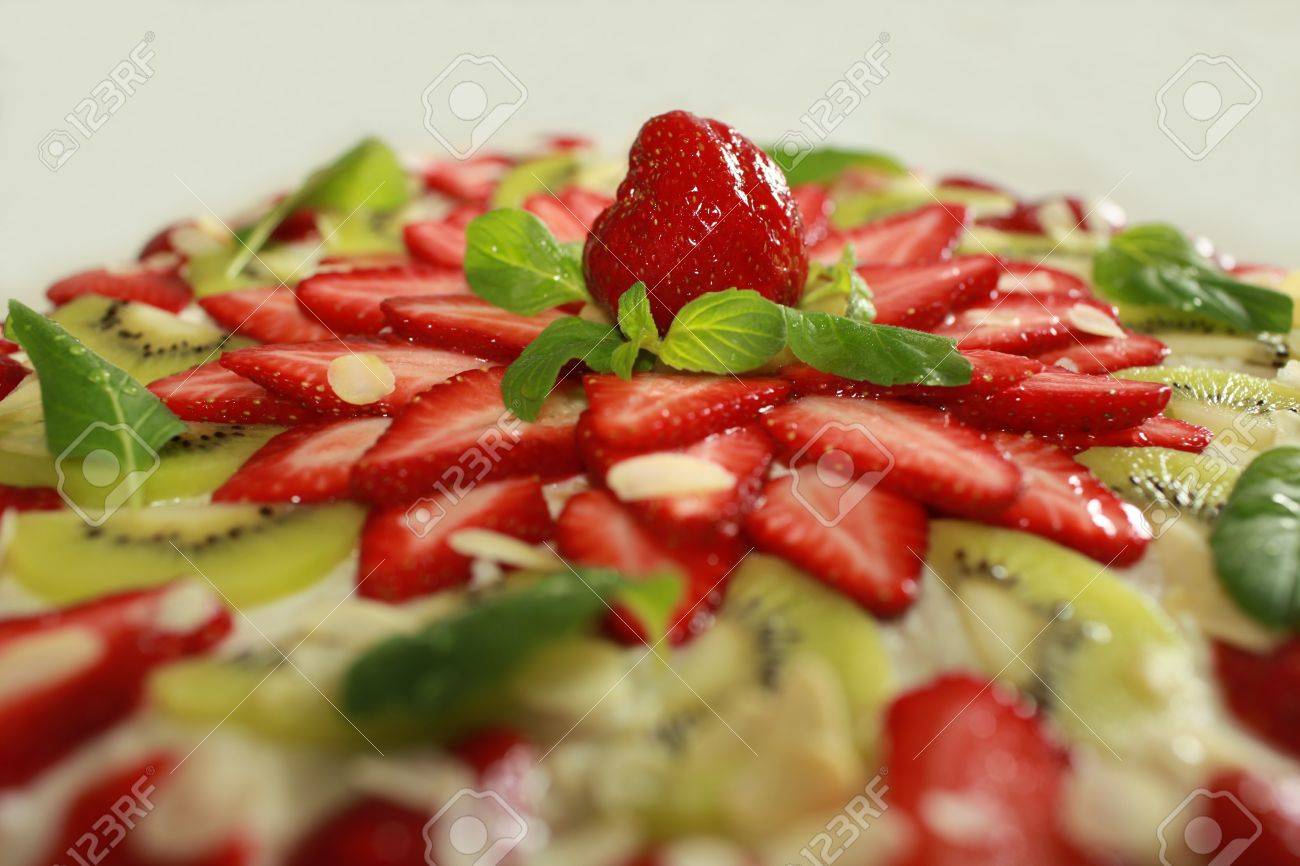 Gateau A La Creme De Remplissage Couvert De Fraises Kiwi Et Vert A La Menthe Et Aux Amandes Pres De Banque D Images Et Photos Libres De Droits Image