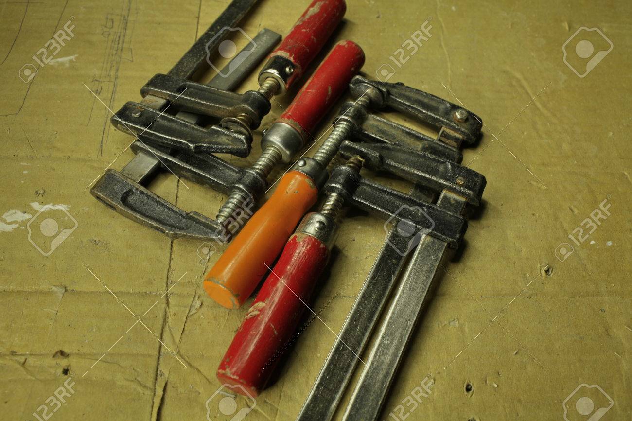 Abrazaderas Usadas, Herramientas Carpintería Cerca De Retratos, Imágenes Y Fotografía De Archivo Libres De Derecho. 77314398.