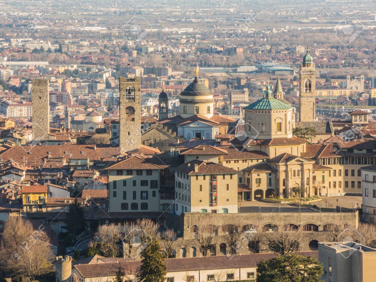 ベルガモ 古い都市 チッタ アルタ イタリアの美しい都市の 1 つ ロンバルディア州 美しい日の間にサン ヴィジリオの丘から旧市街の風景 の写真素材 画像素材 Image