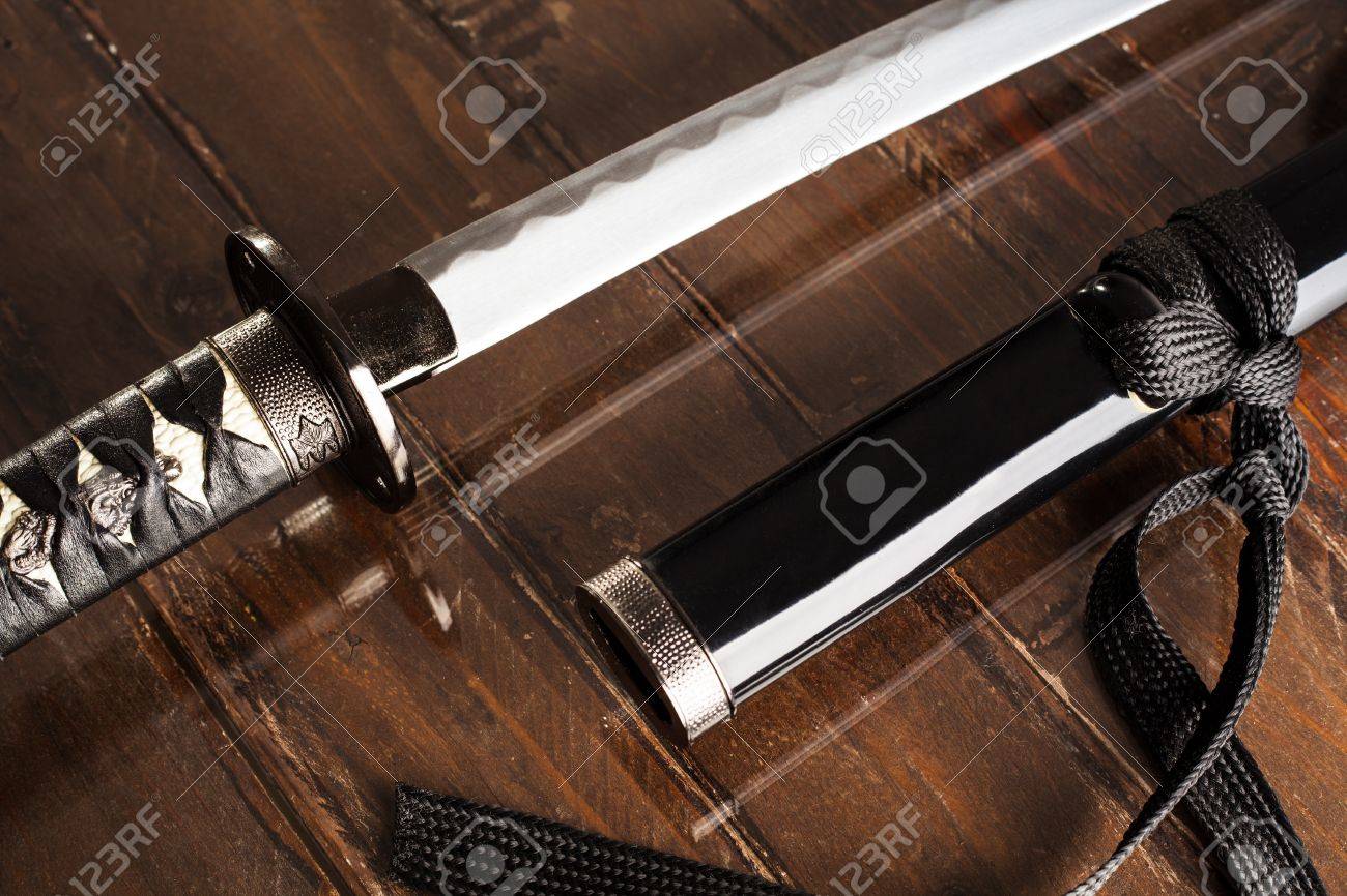 木の上の黒い鞘付きの刀の剣 の写真素材 画像素材 Image