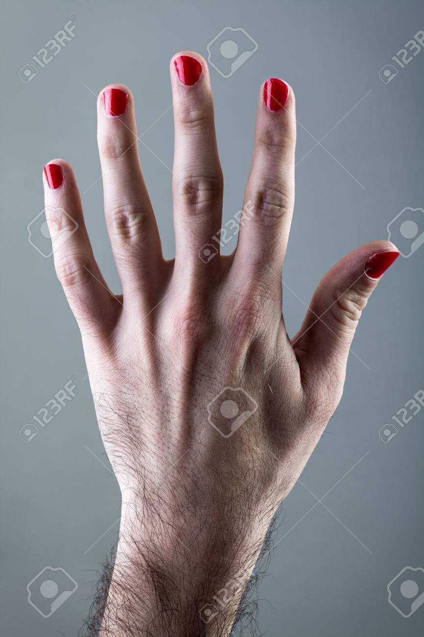 灰色の背景に赤のマニキュアと男の手 の写真素材 画像素材 Image