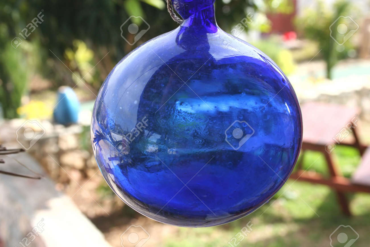 Eine Dekorative Blaue Glaskugel Hangen Im Garten An Einem Sonnigen Tag Lizenzfreie Fotos Bilder Und Stock Fotografie Image 904698