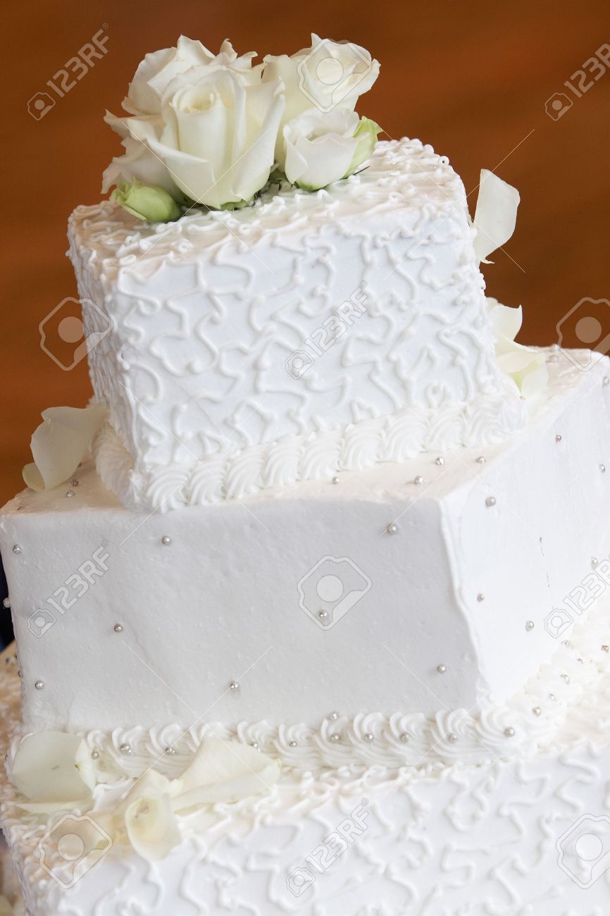 Un Gâteau De Mariage Blanc Pur Avec Peu De Turbulence Et De Largent De Détails Bonbons Boutons Fond Orange