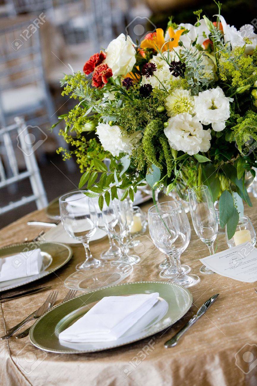 Les Détails Dun Mariage Set De Table Pour Un Dîner Raffiné Avec Un Bouquet De Fleurs