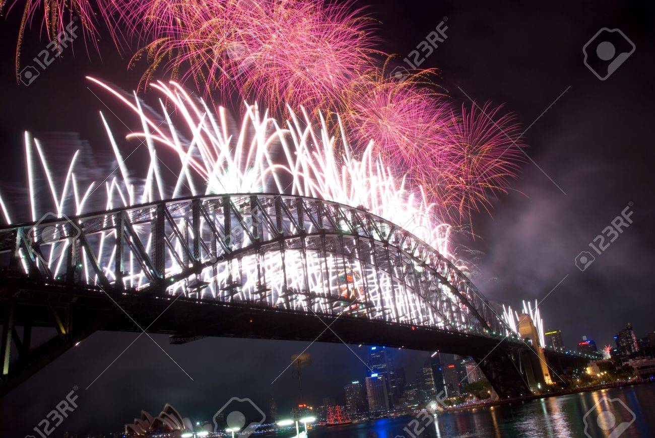 シドニー港空夜線ニューサウス ウェールズ州 オーストラリア オセアニアの輝く新しい年イブ大晦日花火 シドニー ハーバー ブリッジとシドニー オペラハウスは夜に輝きます カラフルな表面 夜のシーン の写真素材 画像素材 Image