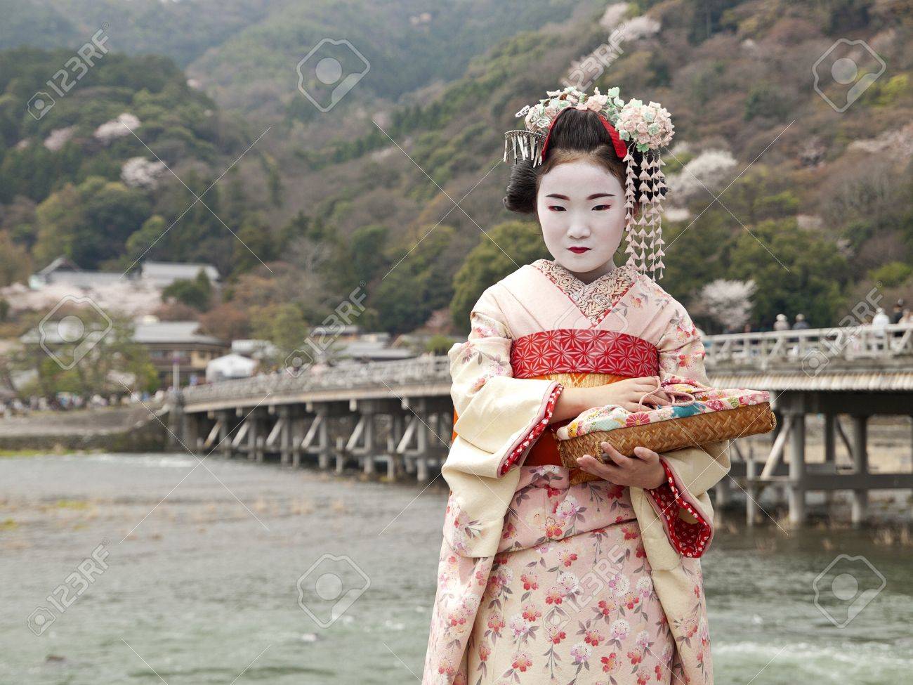 舞妓さん京都渡月橋で日本します の写真素材 画像素材 Image