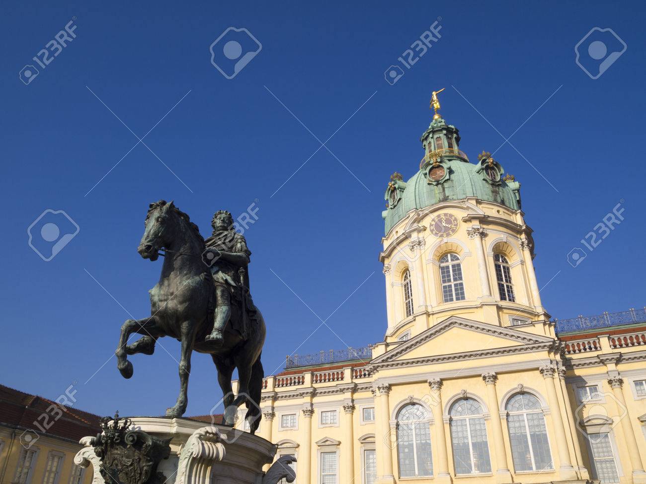 シャルロッテンブルク宮殿とフリードリヒ ヴィルヘルム 1 世 ドイツのベルリン ブランデンブルク選帝侯の像 このベルリンで最大の宮殿は 17 世紀末に建てられました の写真素材 画像素材 Image