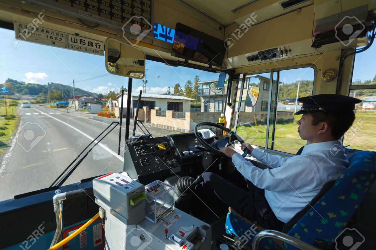 岩手県 10 月 27 12年 正体不明日本バス運転手平泉駅から中尊寺へのバスの運転 バスは 日本の田舎の最も重要な公共交通機関システムの 1 つです の写真素材 画像素材 Image