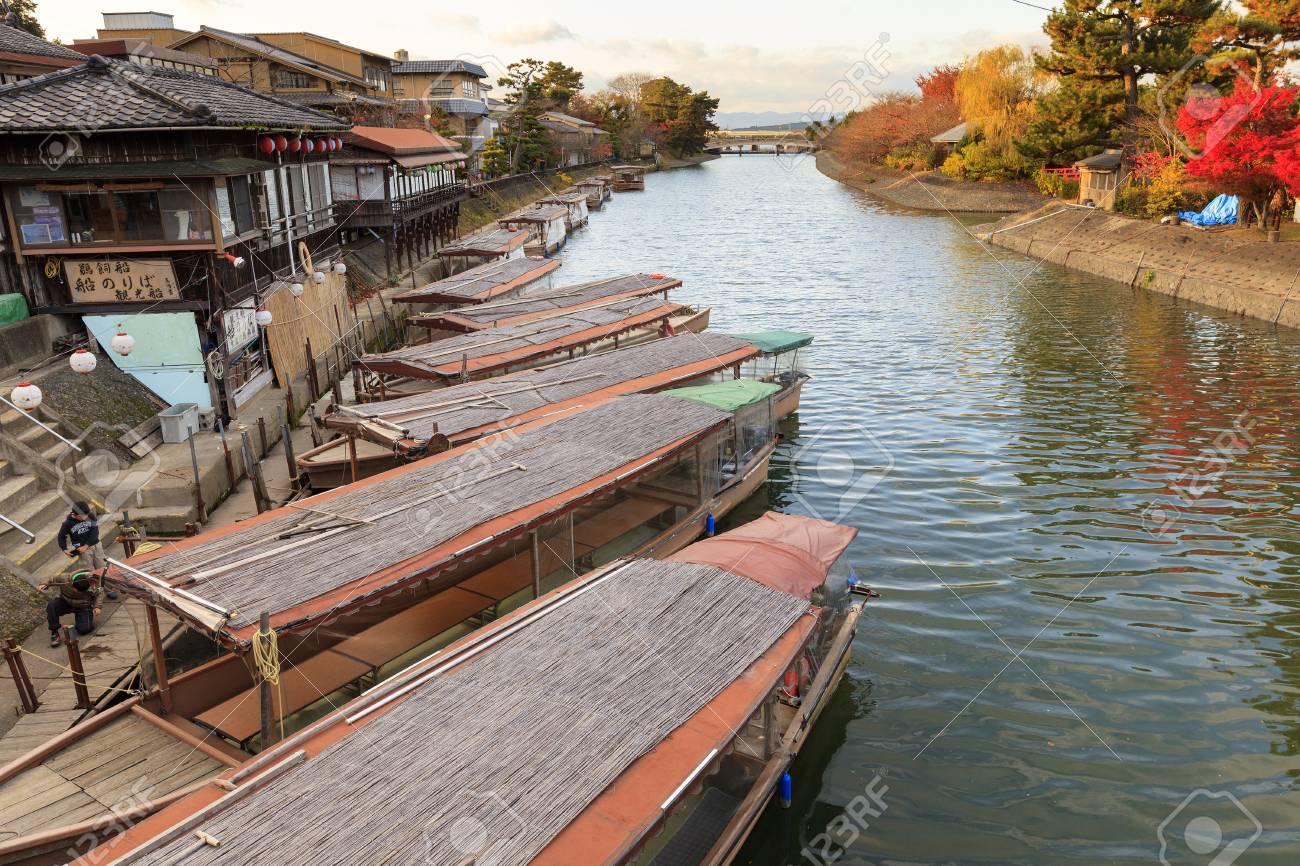 京都市 日本 11 月 24 12 ゴンドラは 京都府宇治市の宇治川でのクルーズ船を準備します 川のクルーズや鵜飼が人気宇治の観光客に向けた夏活動 の写真素材 画像素材 Image