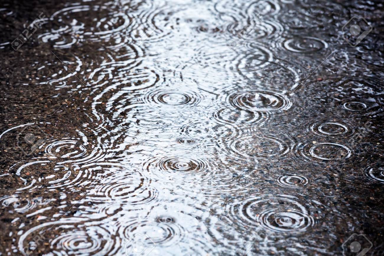 空の反射と雨の水たまり の写真素材 画像素材 Image