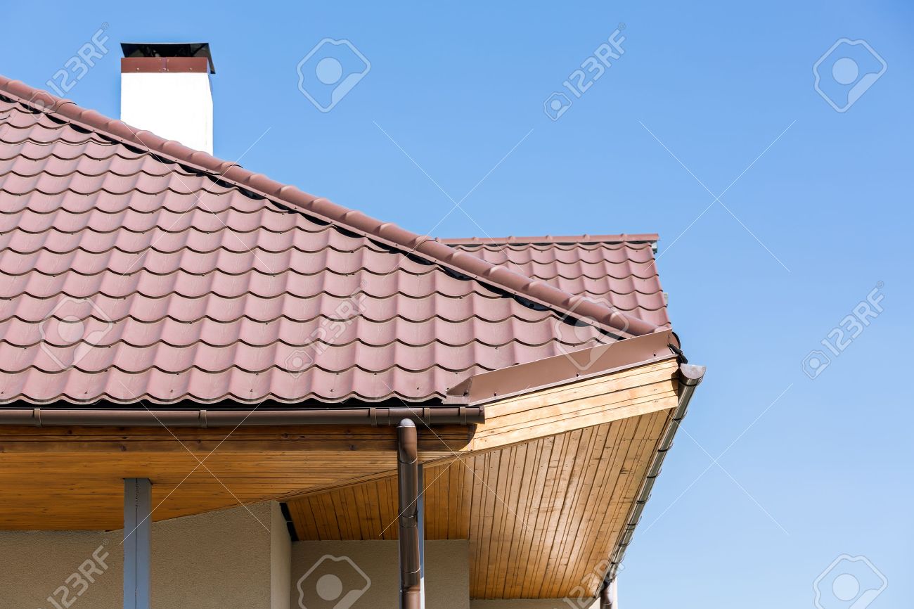 Toit D Une Maison #5: Coin Du0027une Maison Avec Un Toit De Tuiles Et Gouttières Banque Du0027images Toit D Une Maison #5: Coin Du0027une Maison Avec Un Toit De Tuiles Et Gouttières Banque Du0027images