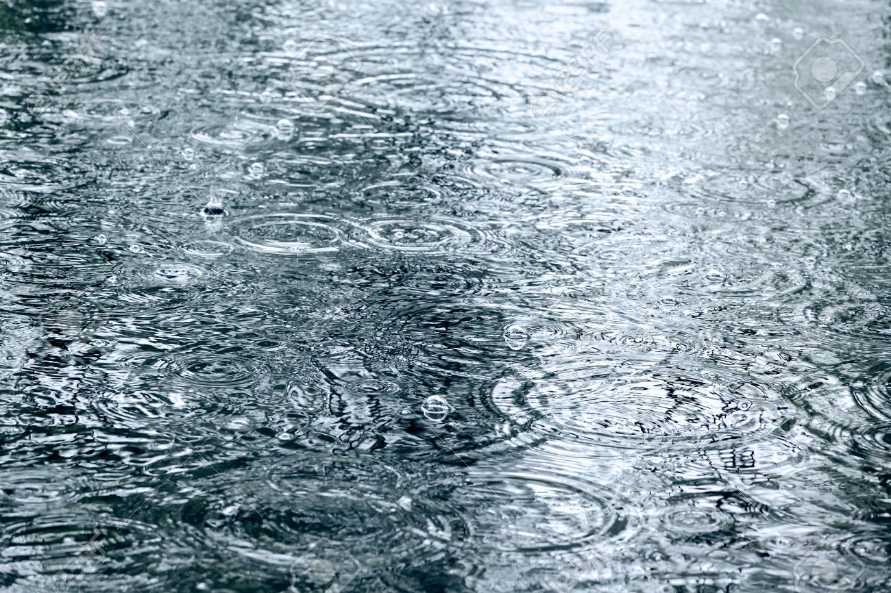 雨と水舗装にサークルで雨の背景 の写真素材 画像素材 Image