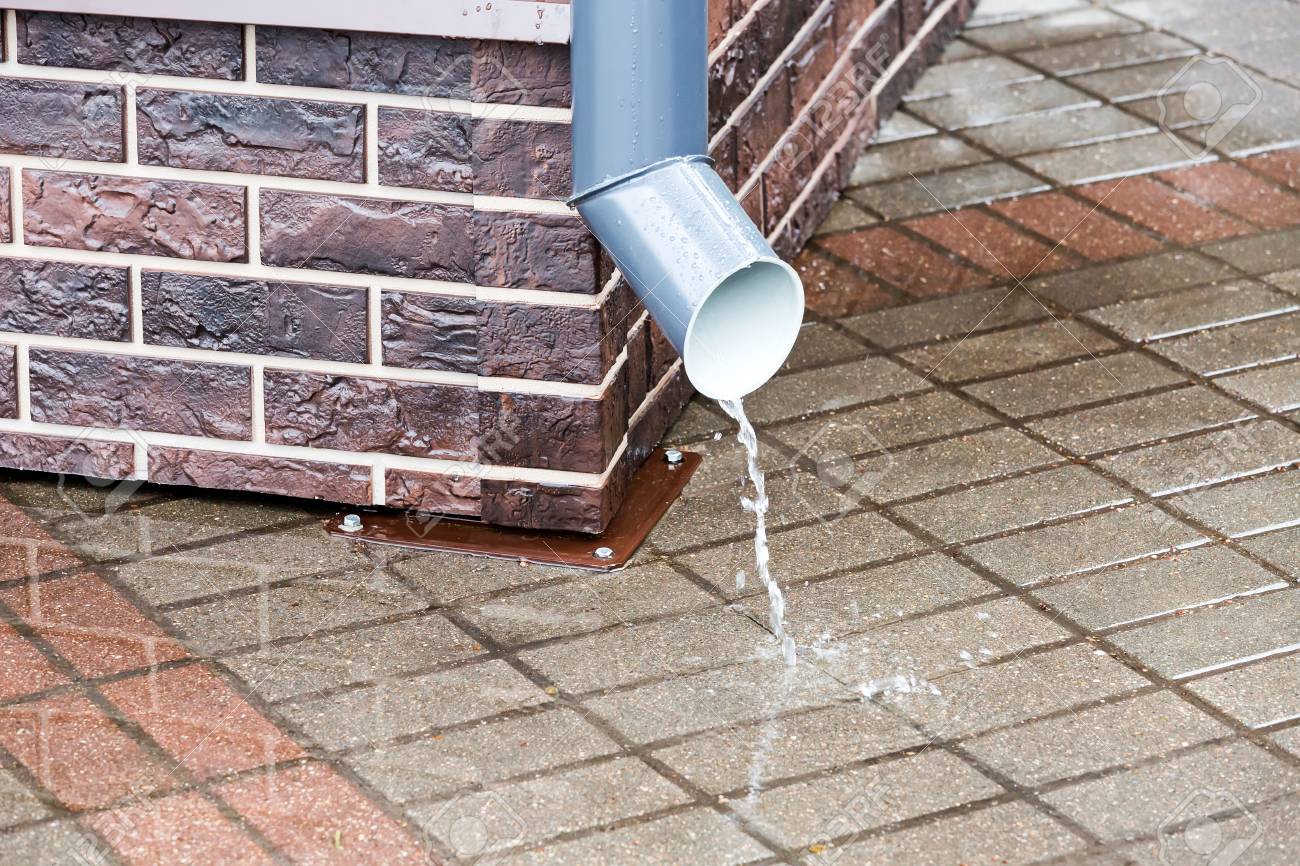 Grau Drainpipe Auf Ecke Des Hauses Mit Fliessendem Wasser Lizenzfreie Fotos Bilder Und Stock Fotografie Image Grau Drainpipe Auf Ecke Des Hauses Mit Fliessendem Wasser Lizenzfreie Fotos Bilder Und Stock Fotografie Image