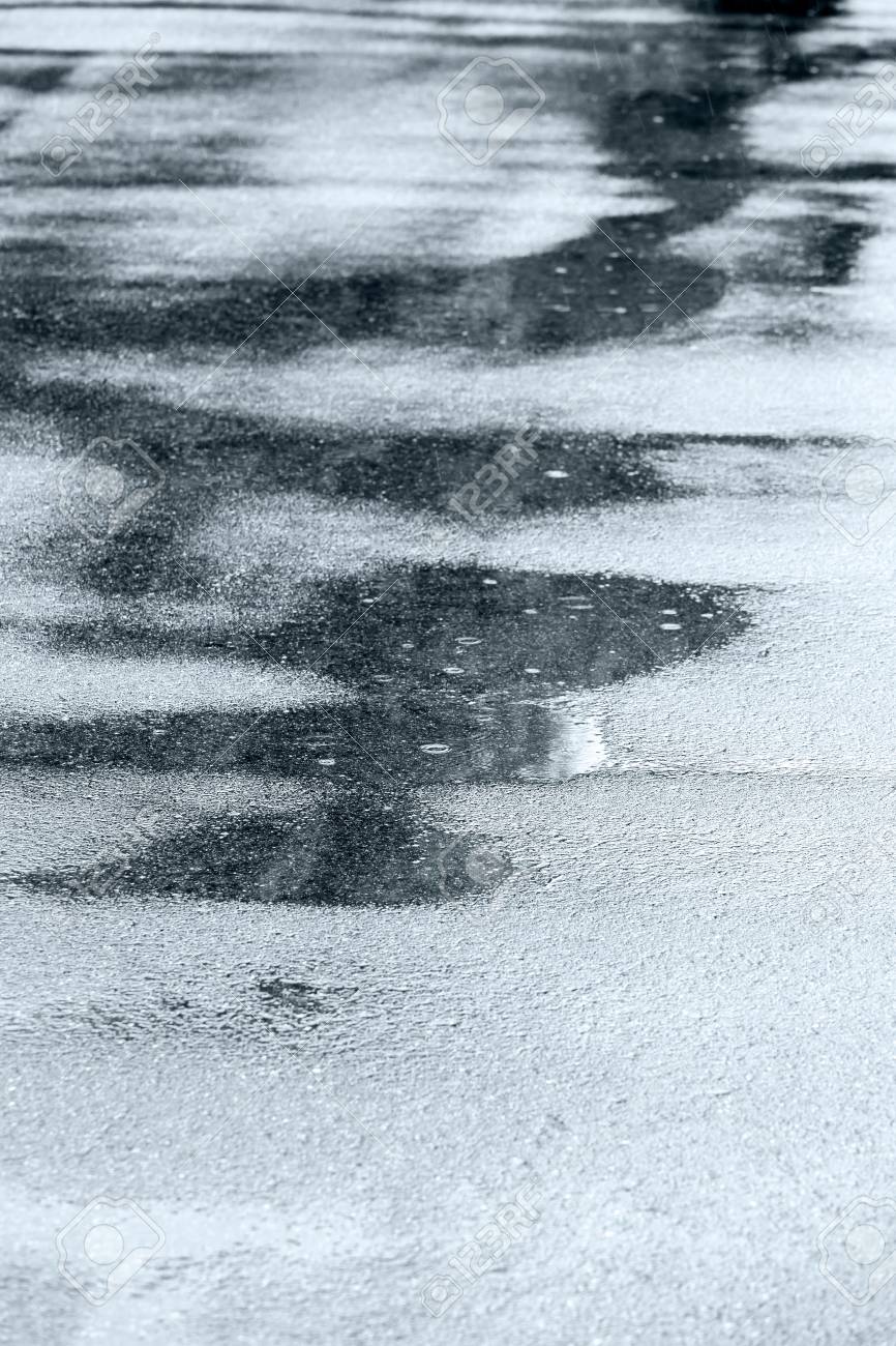 雨雨の日に水たまりを作成するアスファルトの道路に落下 の写真素材 画像素材 Image