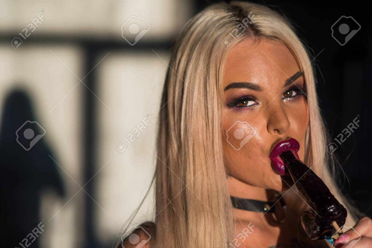 Femme Aux Lèvres Sensuelles Tenant Une Sucette De Bite. Blonde Suce Une  Sucette Pour Adultes. Banque D'Images et Photos Libres De Droits. Image  131455149