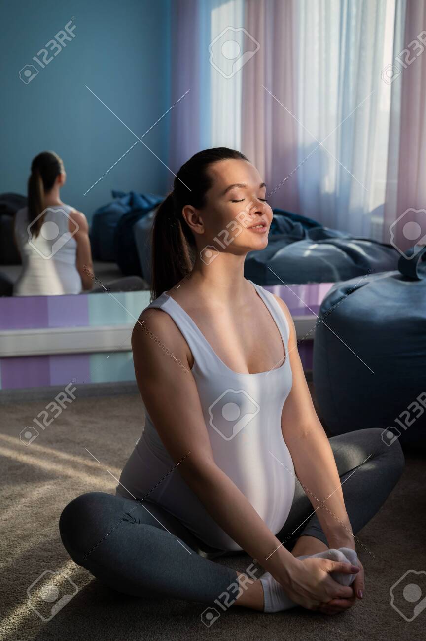 임신 3기의 소녀가 요가를 연습하는 행복한 임산부는 필라테스 수업을 진행하여 아기의 달래기를 기다리며 출산을 준비합니다. 로열티 무료 사진, 그림, 이미지 그리고 스톡포토그래피. Image 145575832