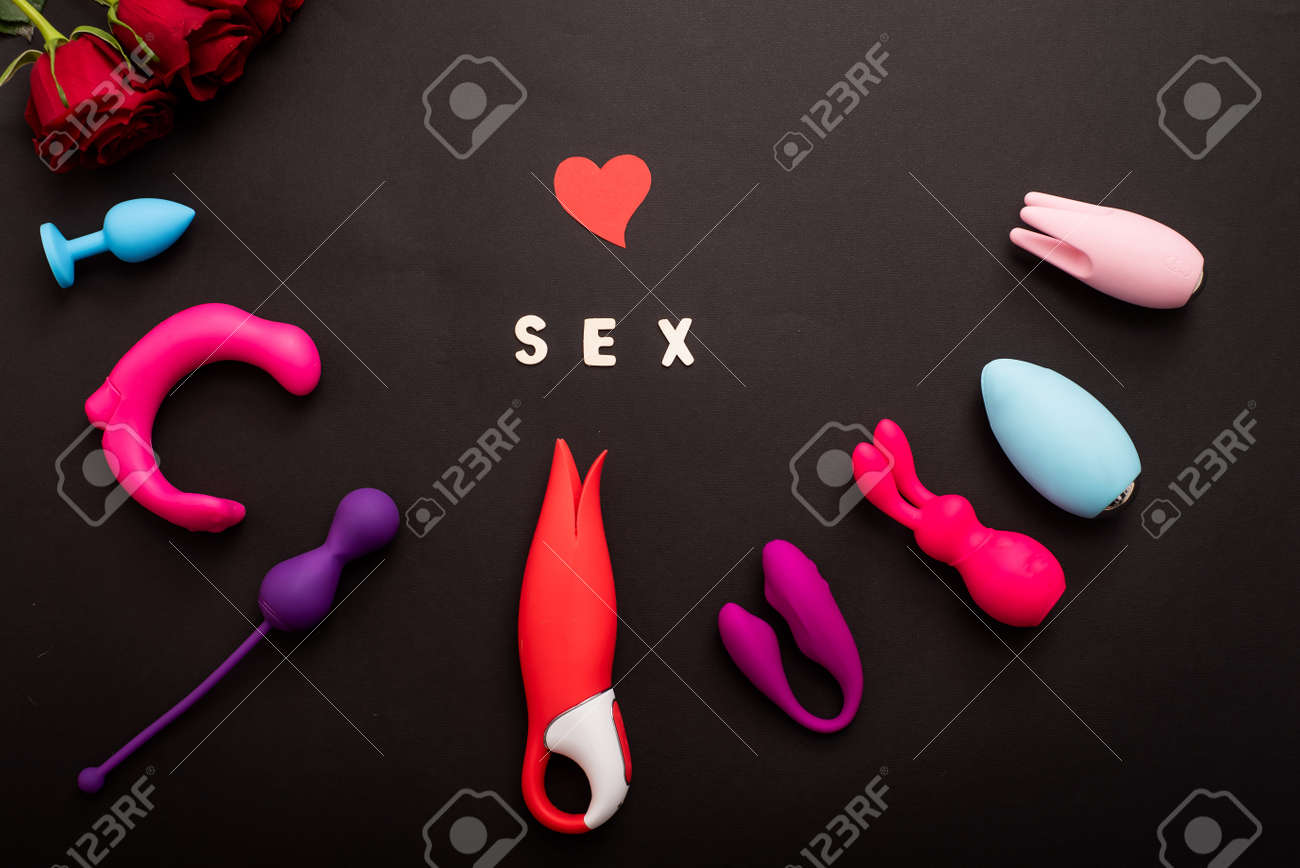 セックスの姿さまざま 碑文のセックスは、バラのハートと黒い背景のバイブレーターのコレクションです。さまざまな形の大人のおもちゃ。風俗店の品揃えの写真素材・画像素材  Image 158290822