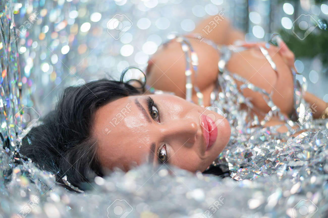 白人ヌードの女性はクリスマスの見掛け倒しの雨に横たわっていますの写真素材・画像素材 Image 179828547