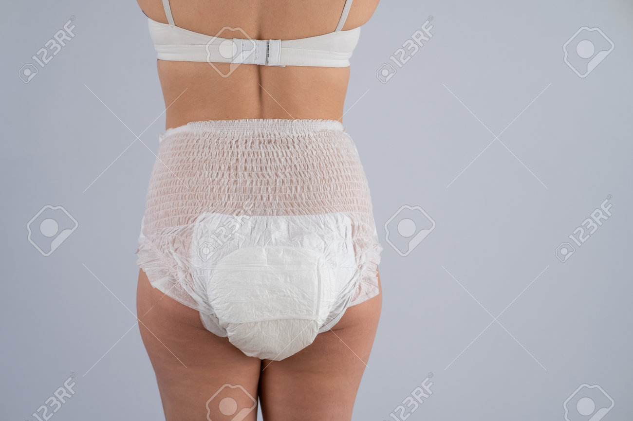 おむつ交換　アダルト 大人用おむつを着た女性の背面図。失禁の問題。の写真素材・画像素材 Image 187000049