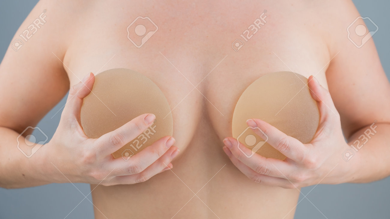 Mulher Nua Caucasiana Tentando Implantes Mamários De Silicone. Foto Royalty  Free, Gravuras, Imagens e Banco de fotografias. Image 197217508