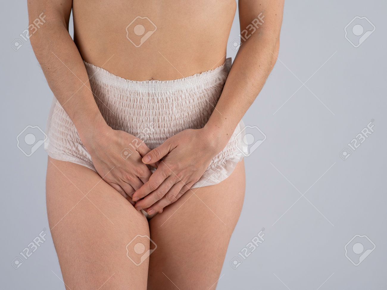 女性脱糞写真 大人用おむつの女性がお腹に手を当てています。尿失禁の問題。の写真素材・画像素材 Image 199756422