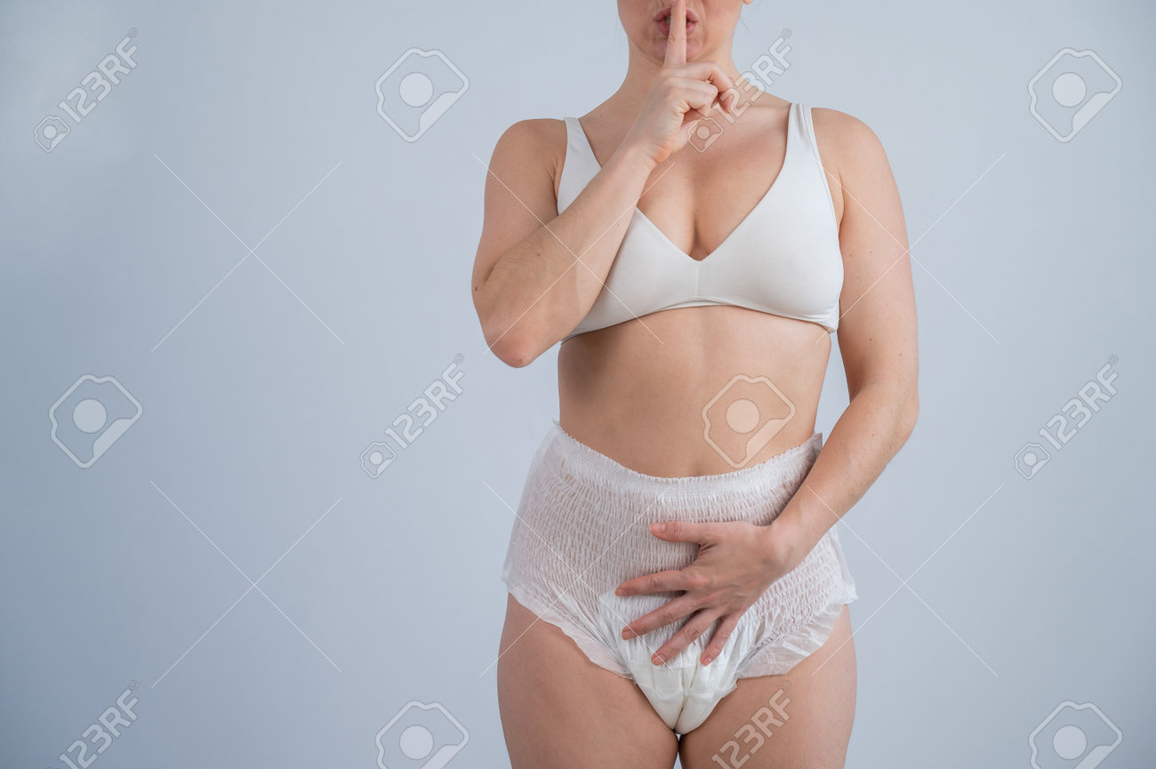 高齢熟オムツ姿エロ画像 女性は大人用おむつを着用しています。尿失禁の問題。唇に指 - 静かなジェスチャー。の写真素材・画像素材 Image 205943856