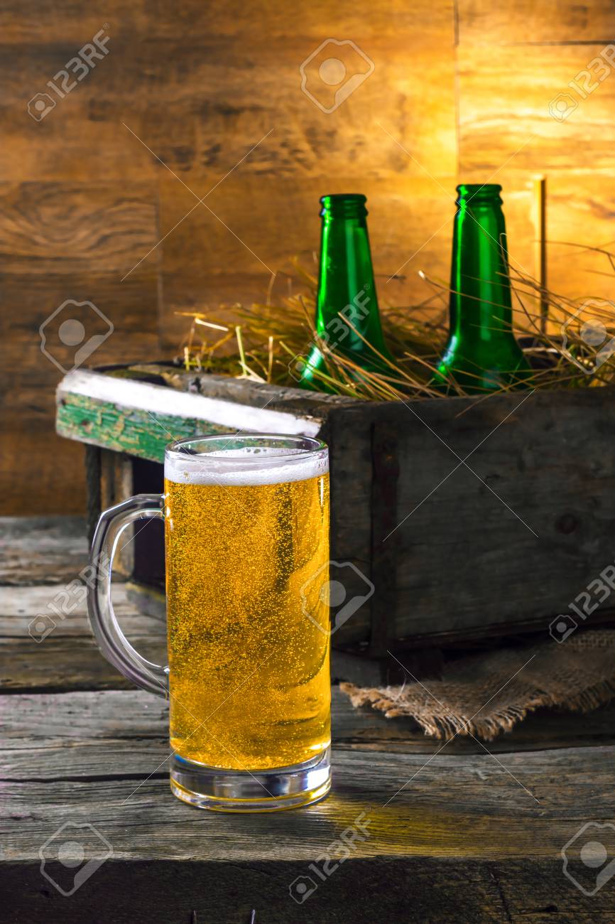 Bouteilles De Biere Dans Une Vieille Boite Avec De La Paille Sur Une Table En Bois Banque D Images Et Photos Libres De Droits Image 66132360