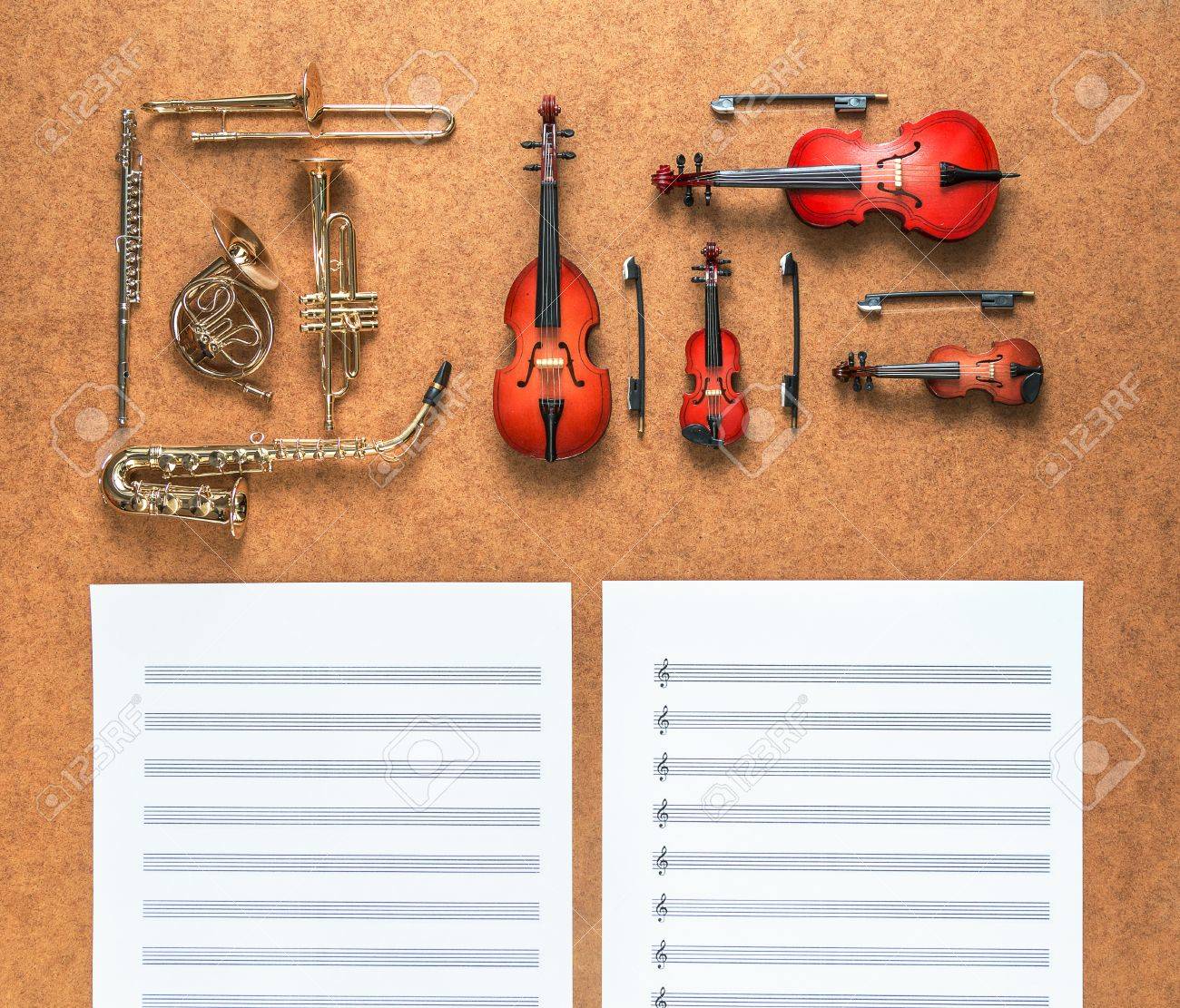 Conjunto De Viento De Latón Dorado Y Los Instrumentos Musicales De La Orquesta Cuatro Cuerdas: Saxofón, Trompeta, Cuerno Francés, Trombón, Violín, Cello, Contrabajo, Viola Y Música De La Hoja Que