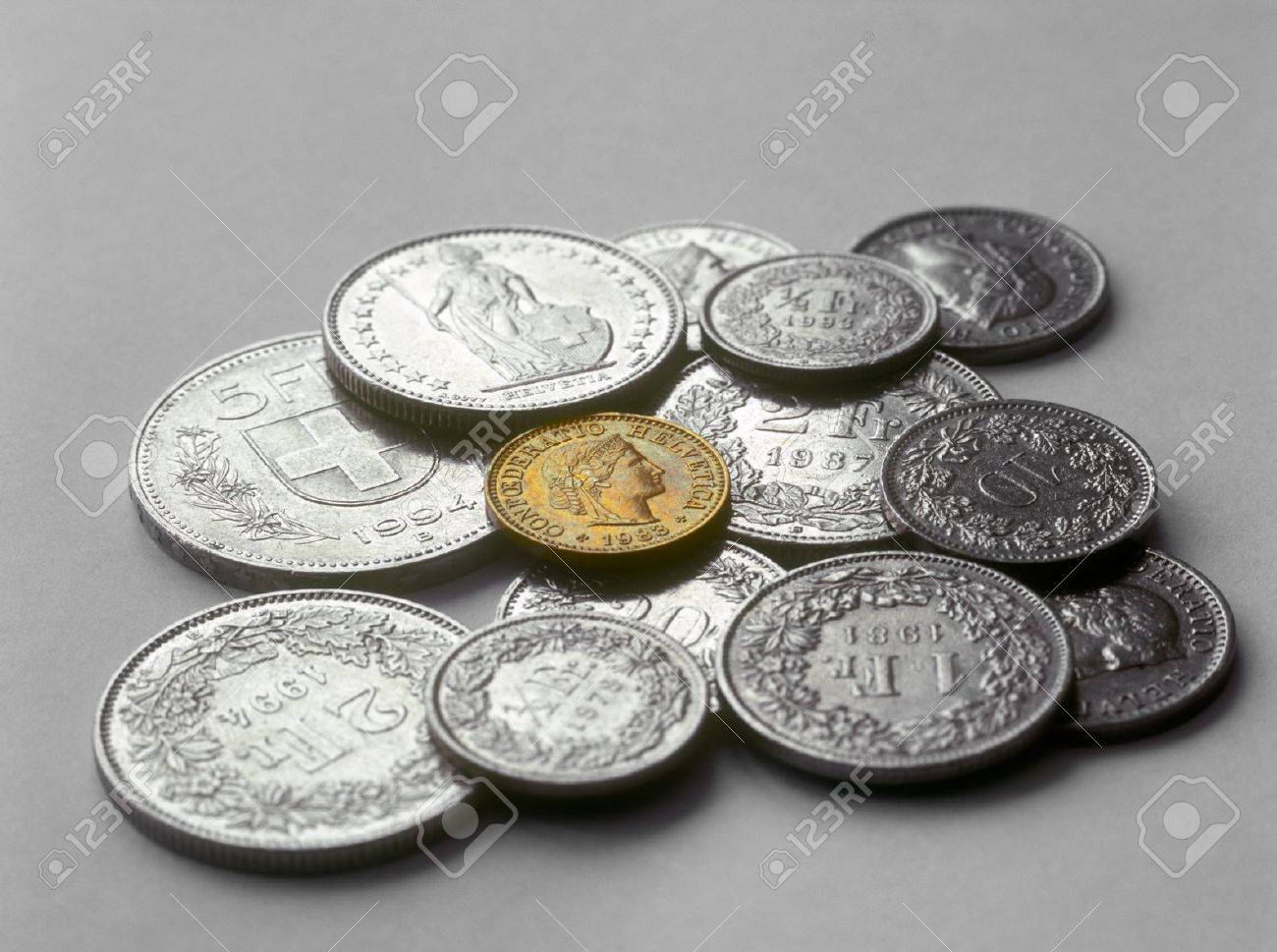 灰色の背景上の様々 なスイス フラン硬貨 の写真素材 画像素材 Image 灰色の背景上の様々 なスイス フラン硬貨 の写真素材 画像素材 Image