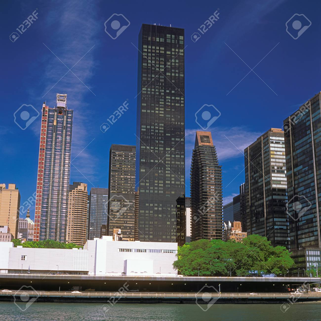 이스트 강에서 트럼프 월드 타워와 맨하탄의 전망. 로열티 무료 사진, 그림, 이미지 그리고 스톡포토그래피. Image 31829849