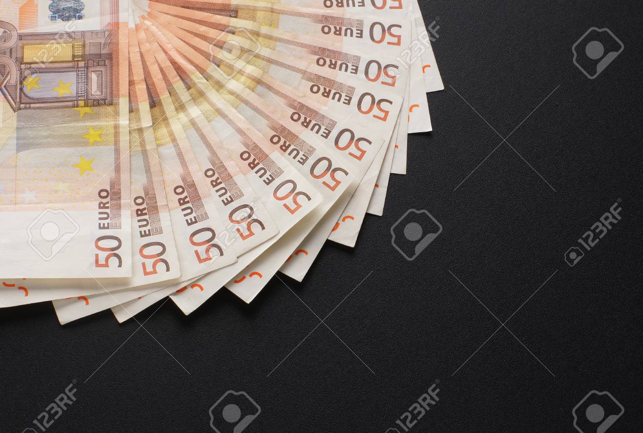 黒の背景上のヨーロッパのお金をたくさん の写真素材 画像素材 Image