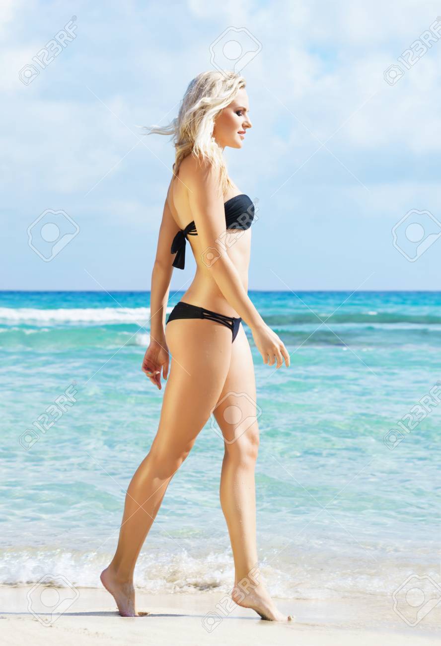 黒いビキニで美しい女性 若くてスポーティーな女の子夏のビーチでポーズします の写真素材 画像素材 Image