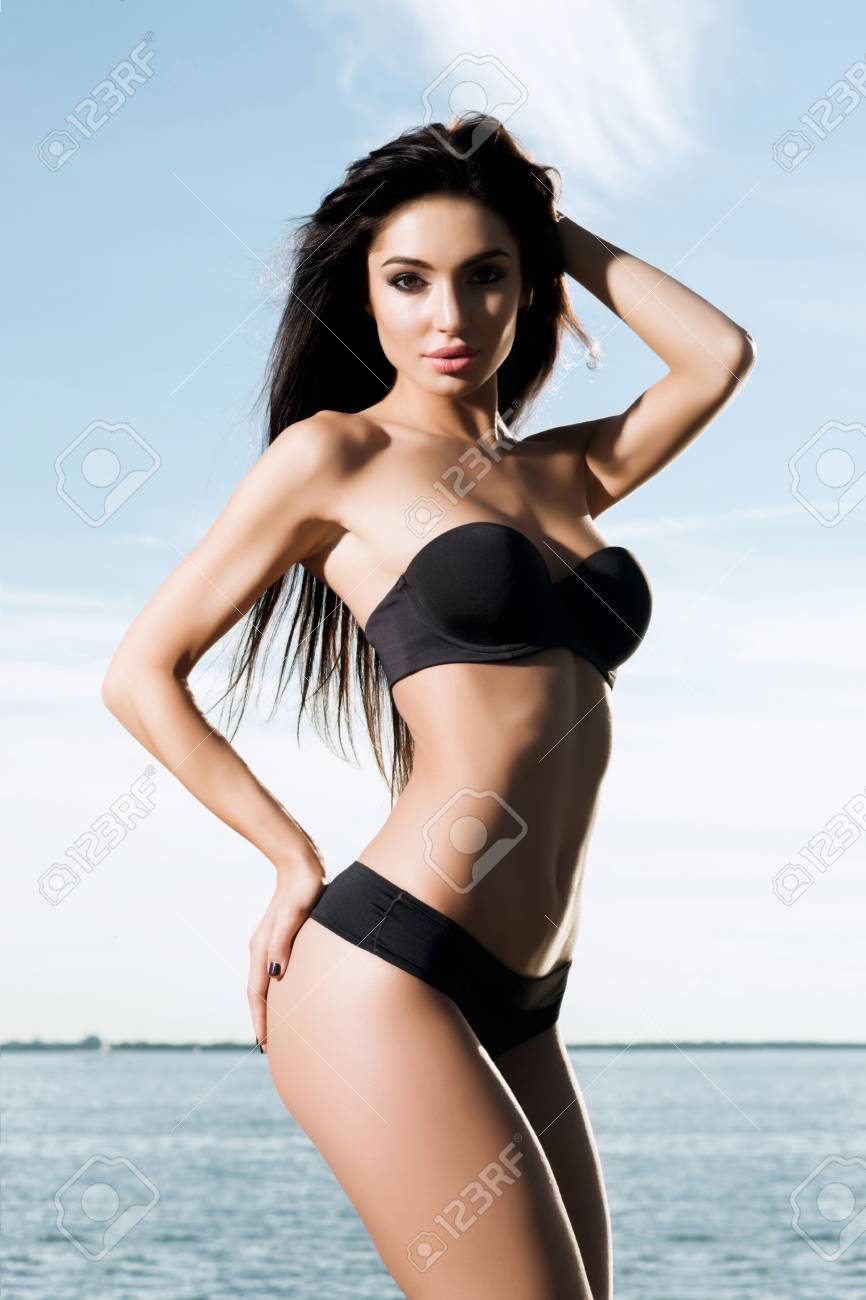 Belle Et En Forme De Mannequin En Maillot De Bain Femme Posant Sur Une Jetee En Ete Sur Fond De Ciel Banque D Images Et Photos Libres De Droits Image 74769603