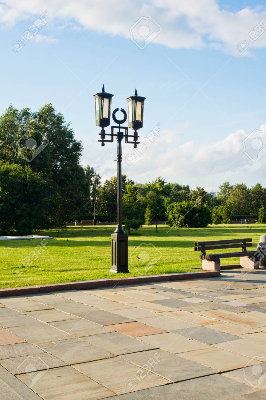 夏の日に市の公園で街灯 の写真素材 画像素材 Image 夏の日に市の公園で街灯 の写真素材 画像素材 Image