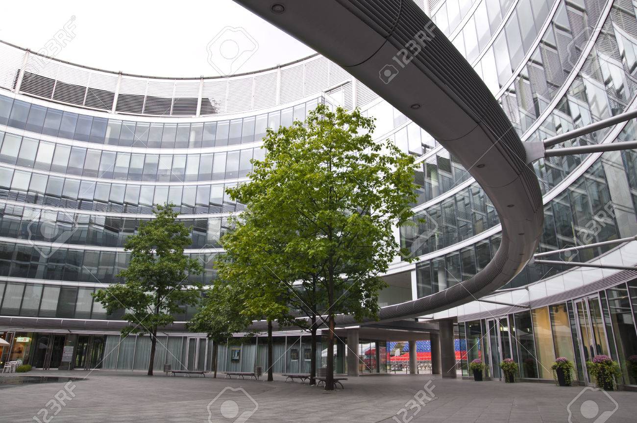 ワルシャワ ポーランド ノーマン フォスター卿によって近代的なオフィス建築 の写真素材 画像素材 Image