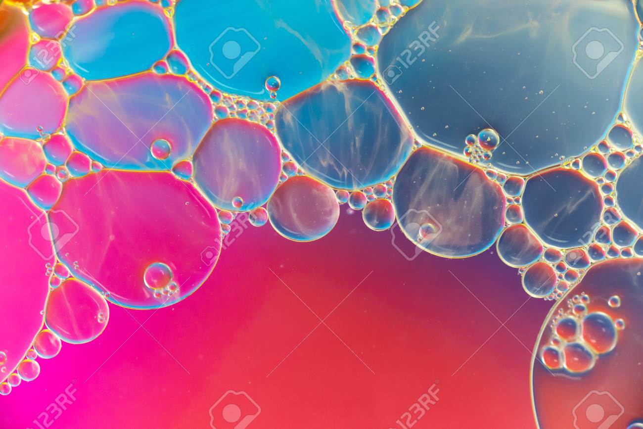 紫 赤 青 グレー色ベースによる水表面のカラフルなプラスチックの油泡 の写真素材 画像素材 Image