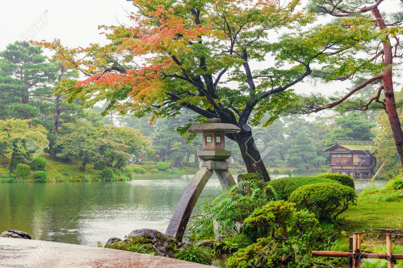 Kenrokuen garden in the autumn rain - 92405257 Kenrokuen garden in the autumn rain - 92405257