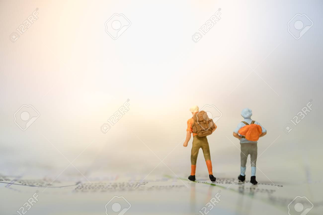 概念を旅行します ミニチュアの二人のミニフィギュアは地図の上に立ってのバックパックと の写真素材 画像素材 Image