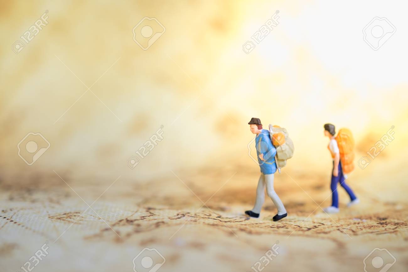 立って 世界地図の上を歩いてのバックパックと 2 つの旅行者ミニチュア人フィギュア旅行と旅のコンセプトです の写真素材 画像素材 Image