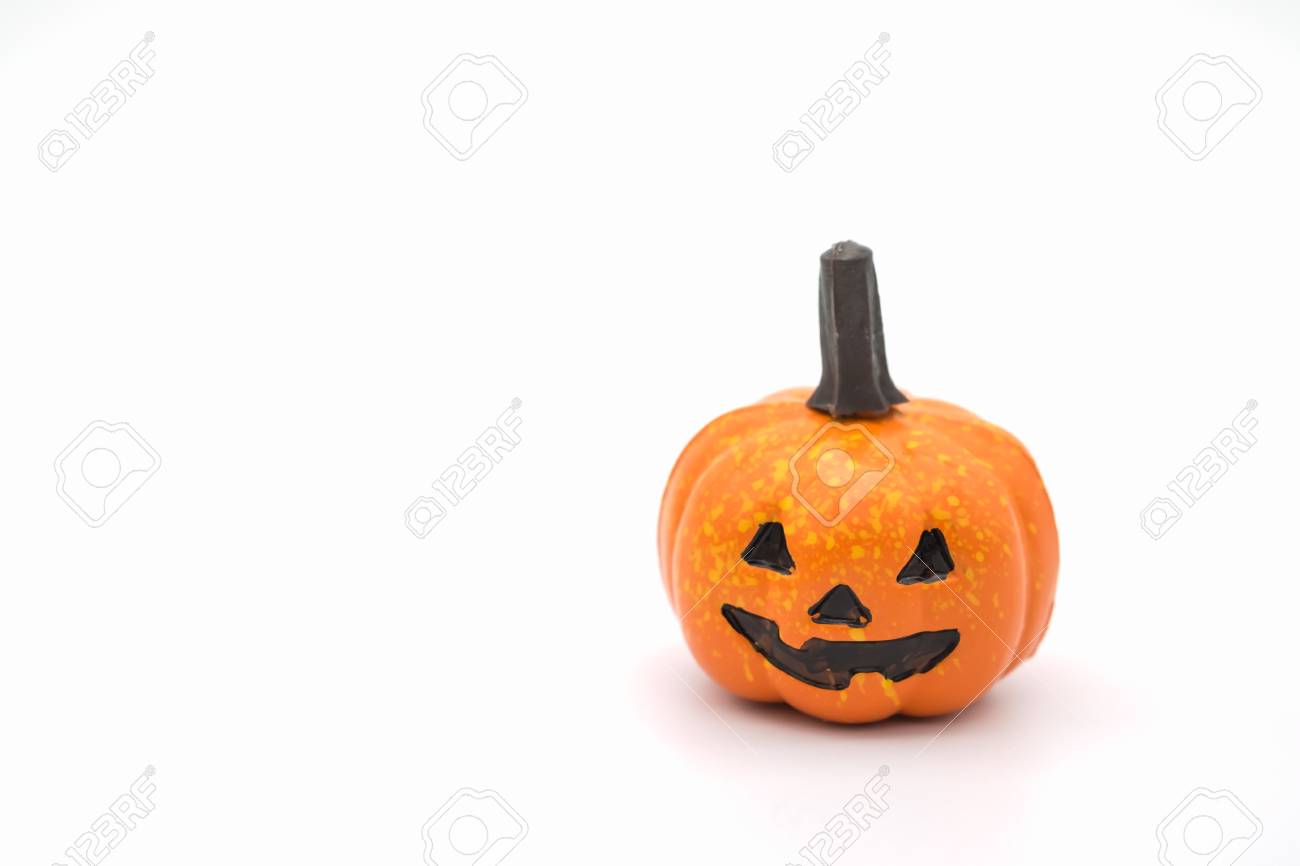ハロウィンのコンセプト 白の背景にミニジャック O ランタンカボチャのおもちゃ の写真素材 画像素材 Image