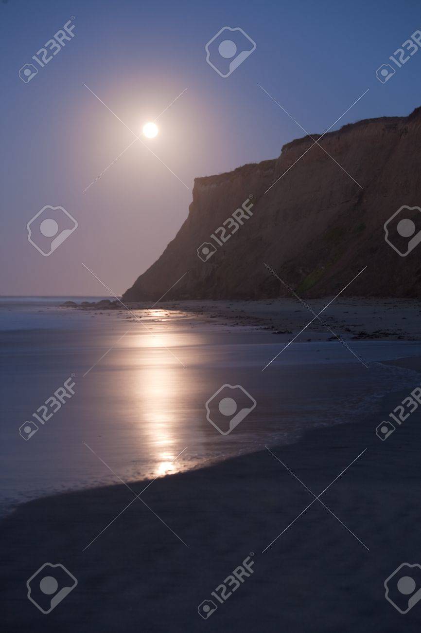 Le Reglage De La Lune Au Lever Du Soleil A Half Moon Bay