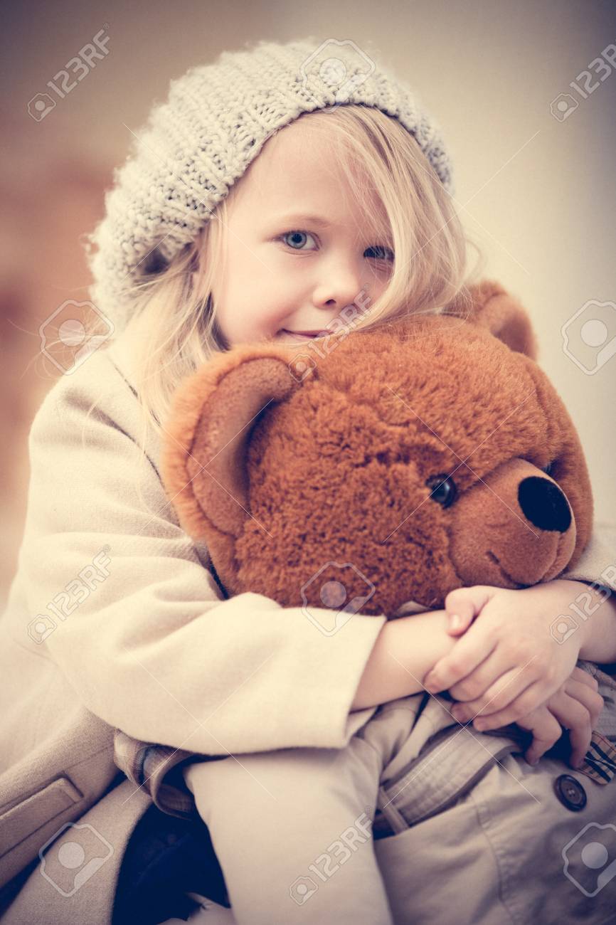 クマのぬいぐるみで遊ぶ愛らしい幼稚園児女の子の肖像画 の写真素材 画像素材 Image