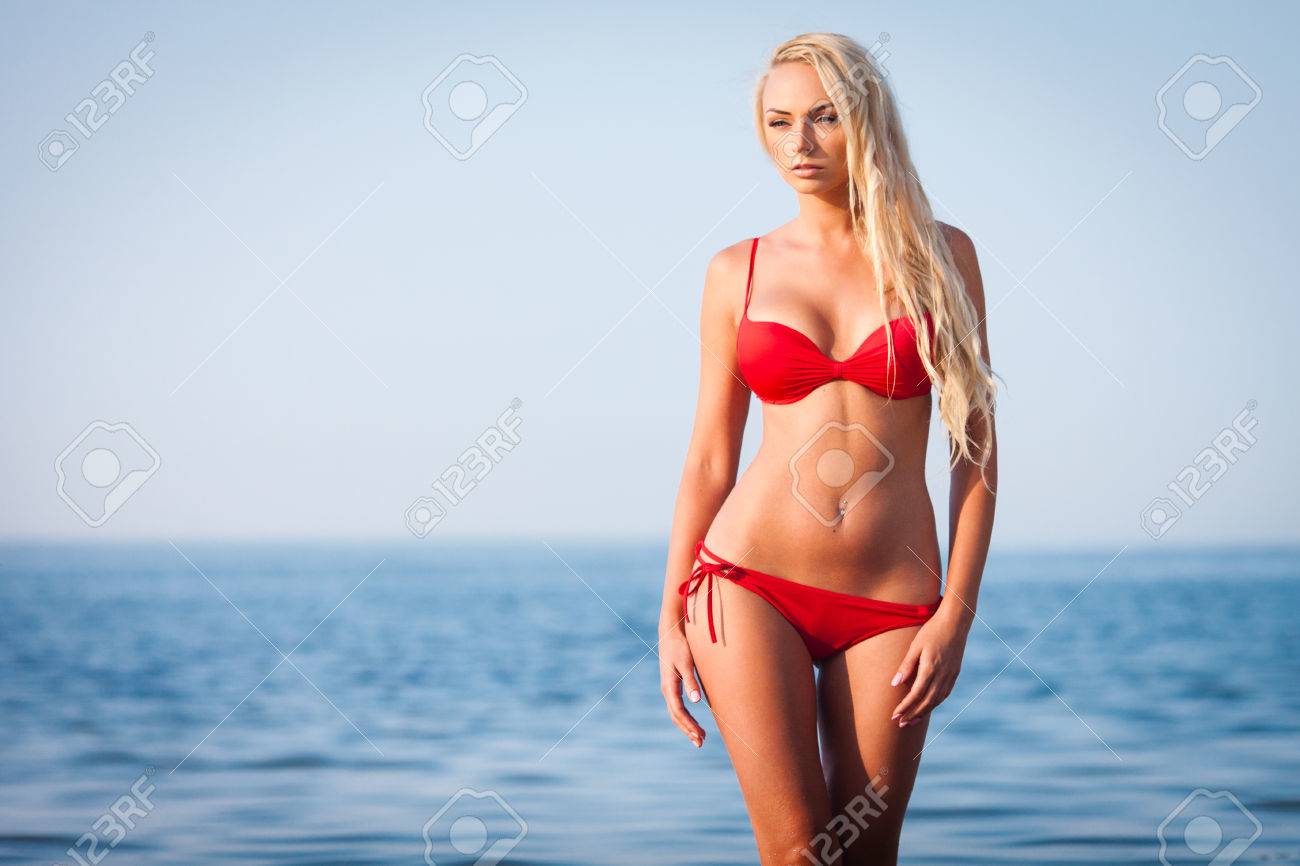 赤いビキニ ビーチでポーズのセクシーなブロンドの女の子 の写真素材 画像素材 Image