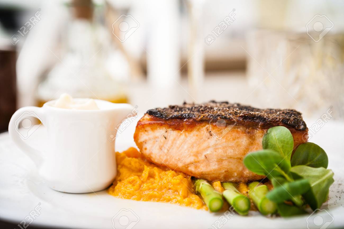 Pave De Saumon Aux Asperges Et Puree De Patate Douce Servi Sur