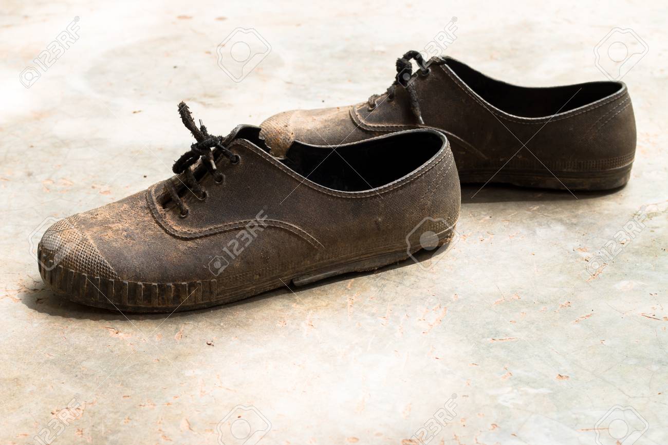 schmutzige betonbodenbeschaffenheit weiße schmutzige alte und schmutzige rrubber schuhe auf den betonboden standardbild 48651154 und schmutzige rrubber auf den lizenzfreie schmutzige betonbodenbeschaffenheit weiße schmutzige alte und schmutzige rrubber schuhe auf den betonboden standardbild 48651154 und schmutzige rrubber auf den lizenzfreie