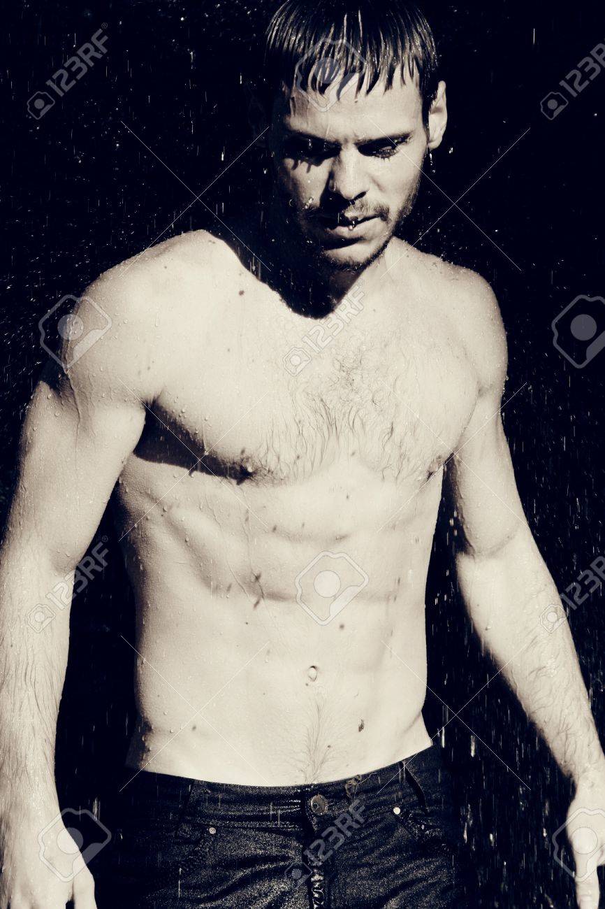 Голые мальчишки  Мышцы Мокрый Сексуальный Молодой Голый Мальчик Под Дождем. Тонированное  Фото. Фотография, картинки, изображения и сток-фотография без роялти. Image  13557474