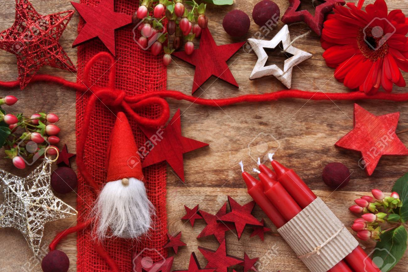 Décoration de Noël rouge sur une table en bois rustique pour nicholas