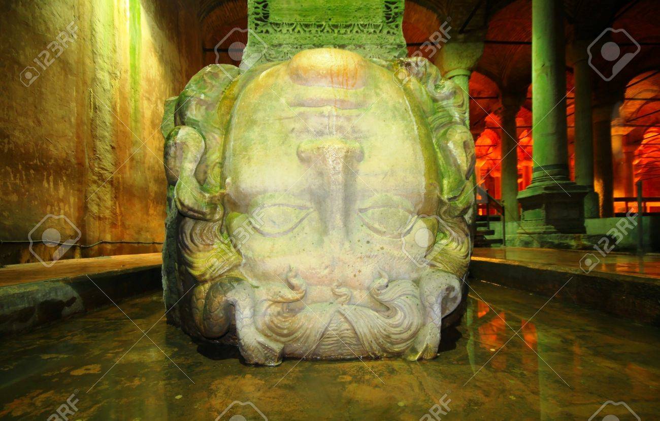 メデューサは バシリカ シスタン イスタンブール トルコの Haed の写真素材 画像素材 Image