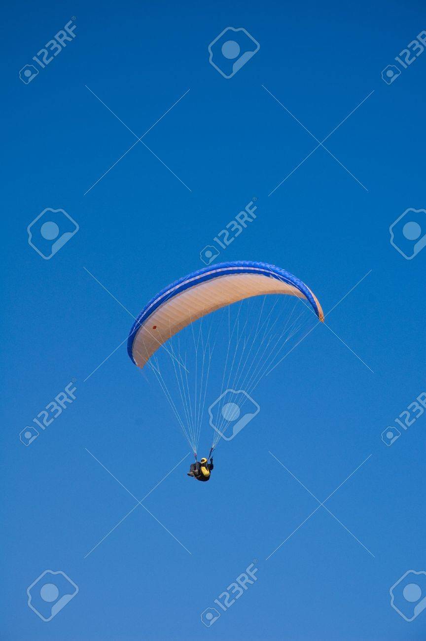野外　ボトムレス 無料太字パラグライダー ボトムレス空での飛行の写真素材・画像素材 Image 1887963