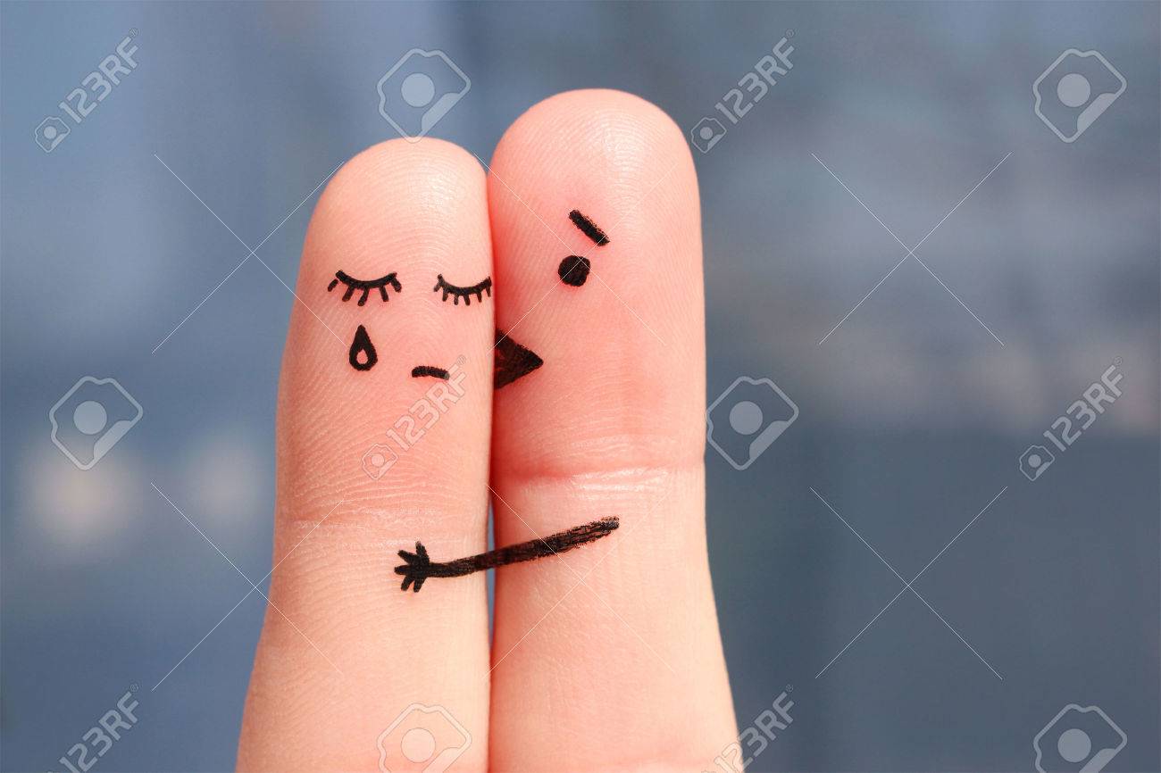 Finger Kunst Unzufrieden Paar Frau Weint Mann Beruhigt Sie Er Kusst Und Umarmt Sie Lizenzfreie Fotos Bilder Und Stock Fotografie Image 56859490